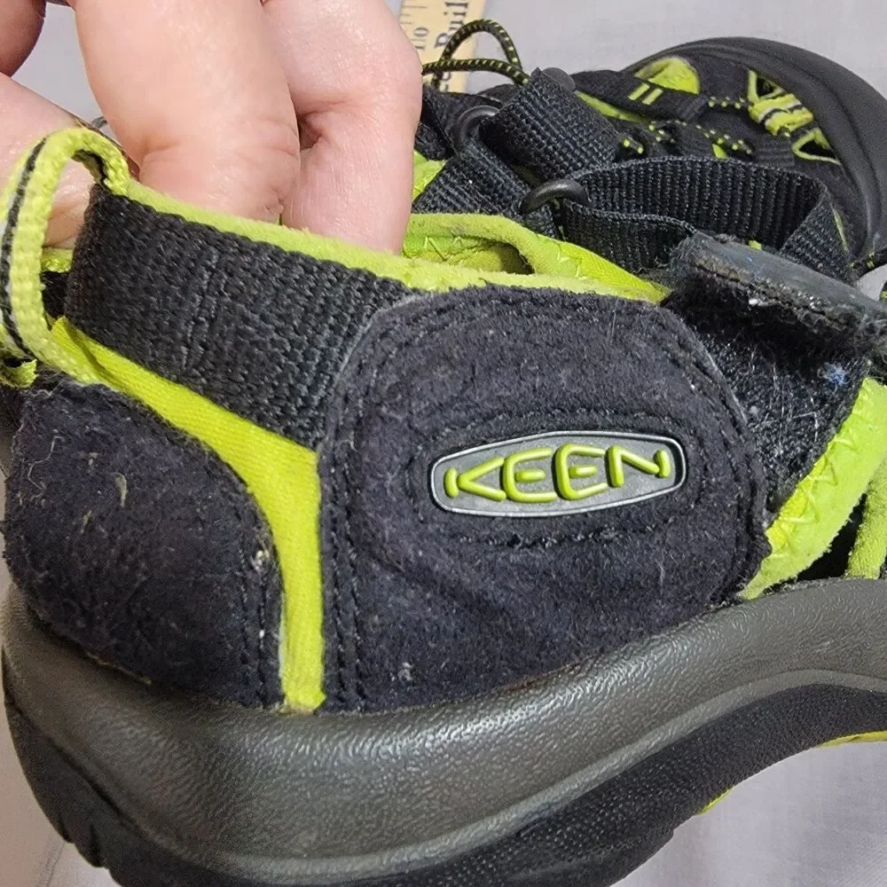 Keen Newport H2 Youth Big Kid youth Sz 4 Close Toe Sandals‎ Neon Green